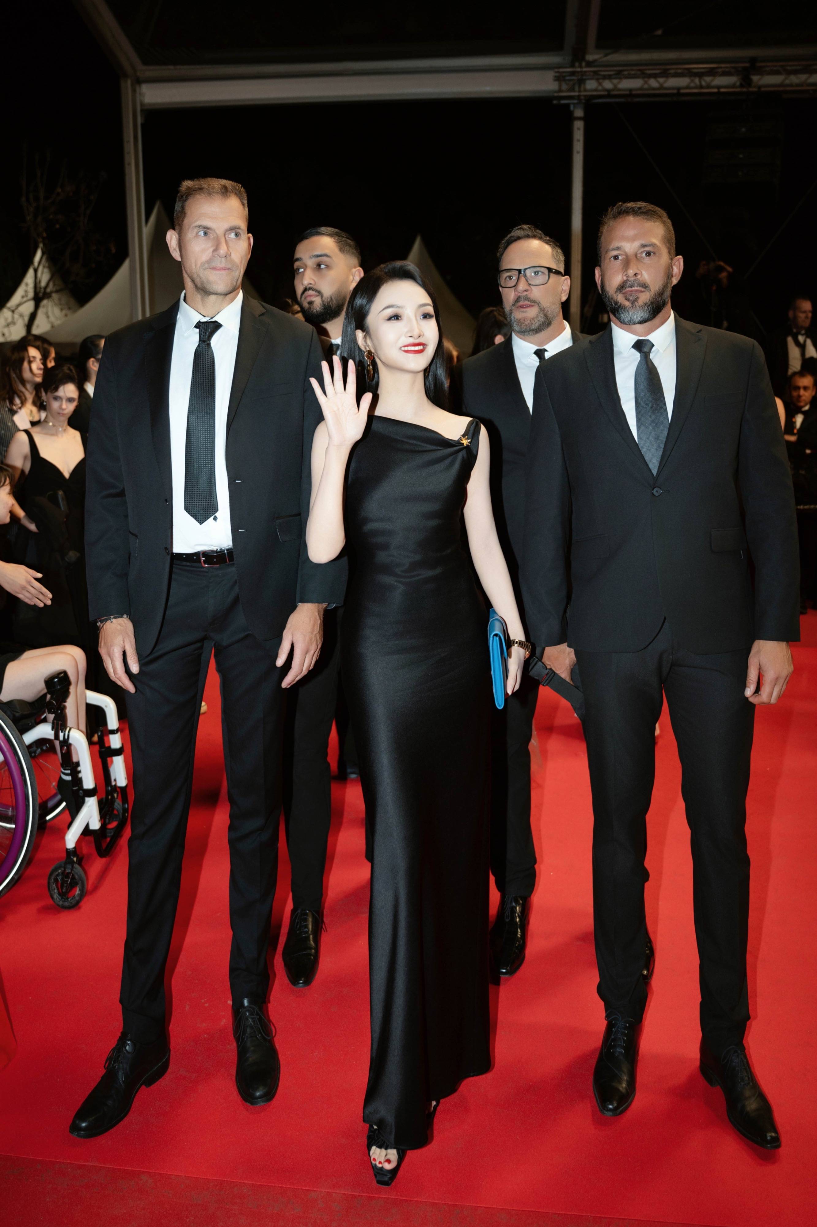 项亮月本届7次亮相戛纳红毯创历史纪录  黑色礼服配4位保镖尽显东方气场