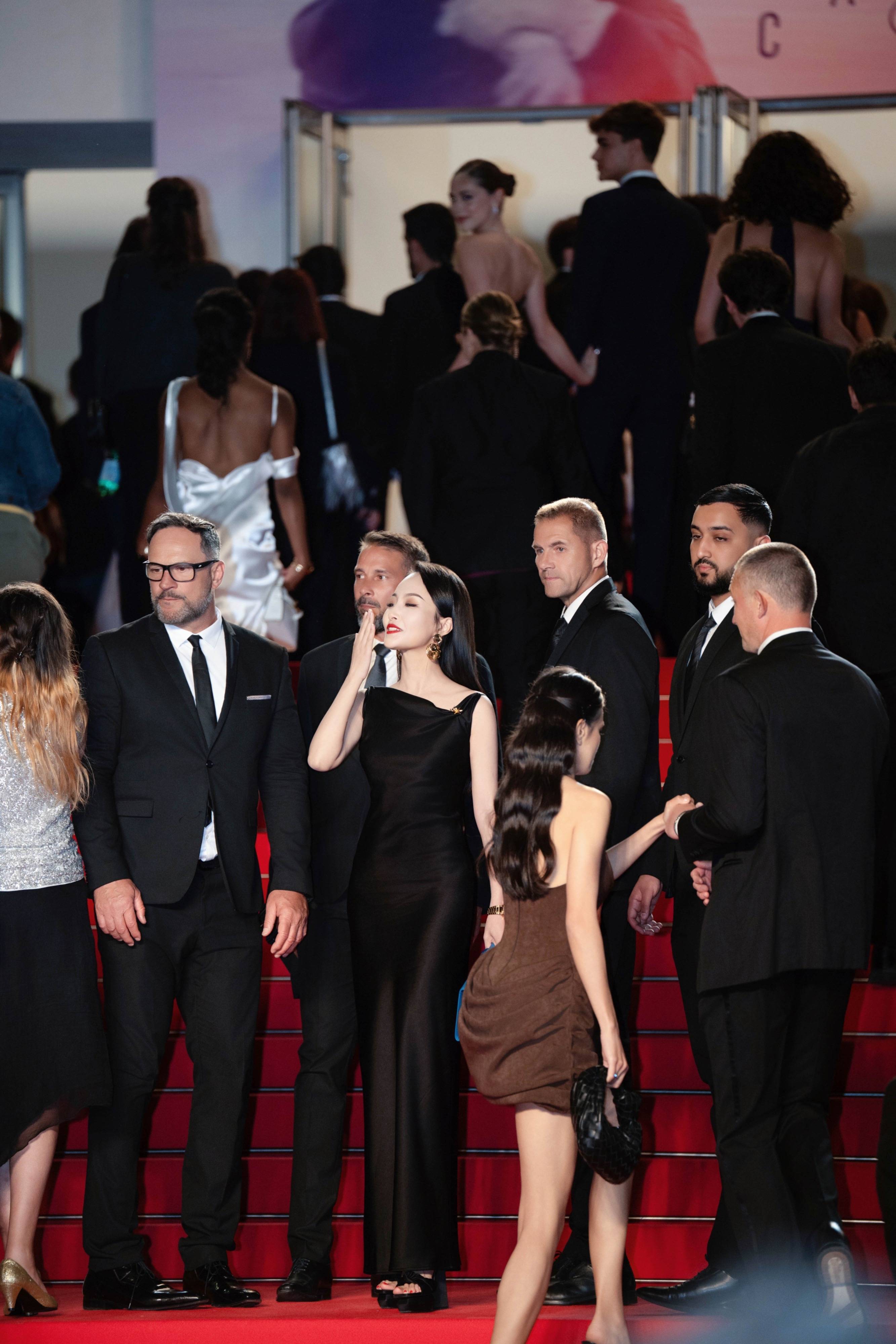 项亮月本届7次亮相戛纳红毯创历史纪录  黑色礼服配4位保镖尽显东方气场