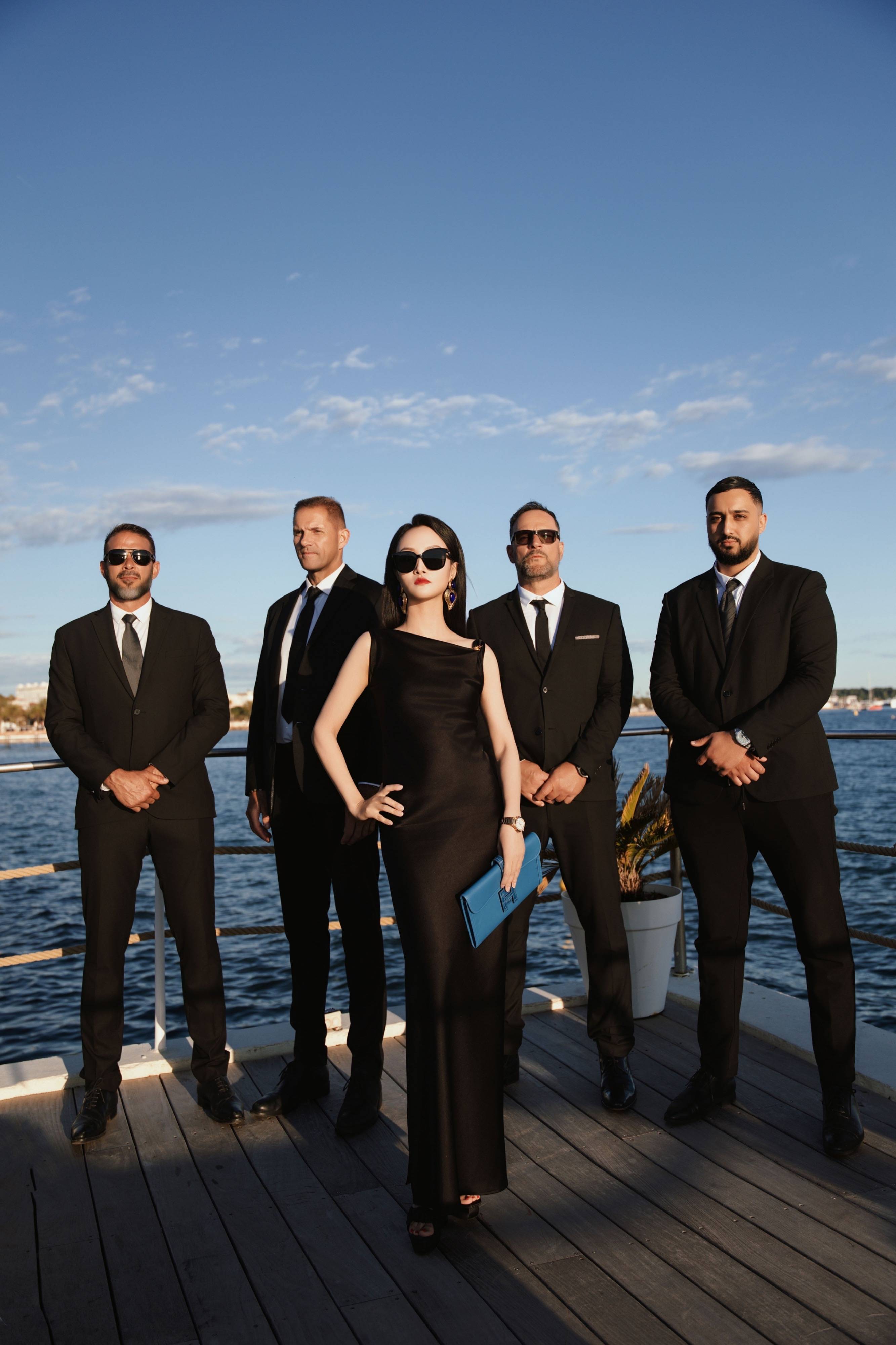 项亮月本届7次亮相戛纳红毯创历史纪录  黑色礼服配4位保镖尽显东方气场