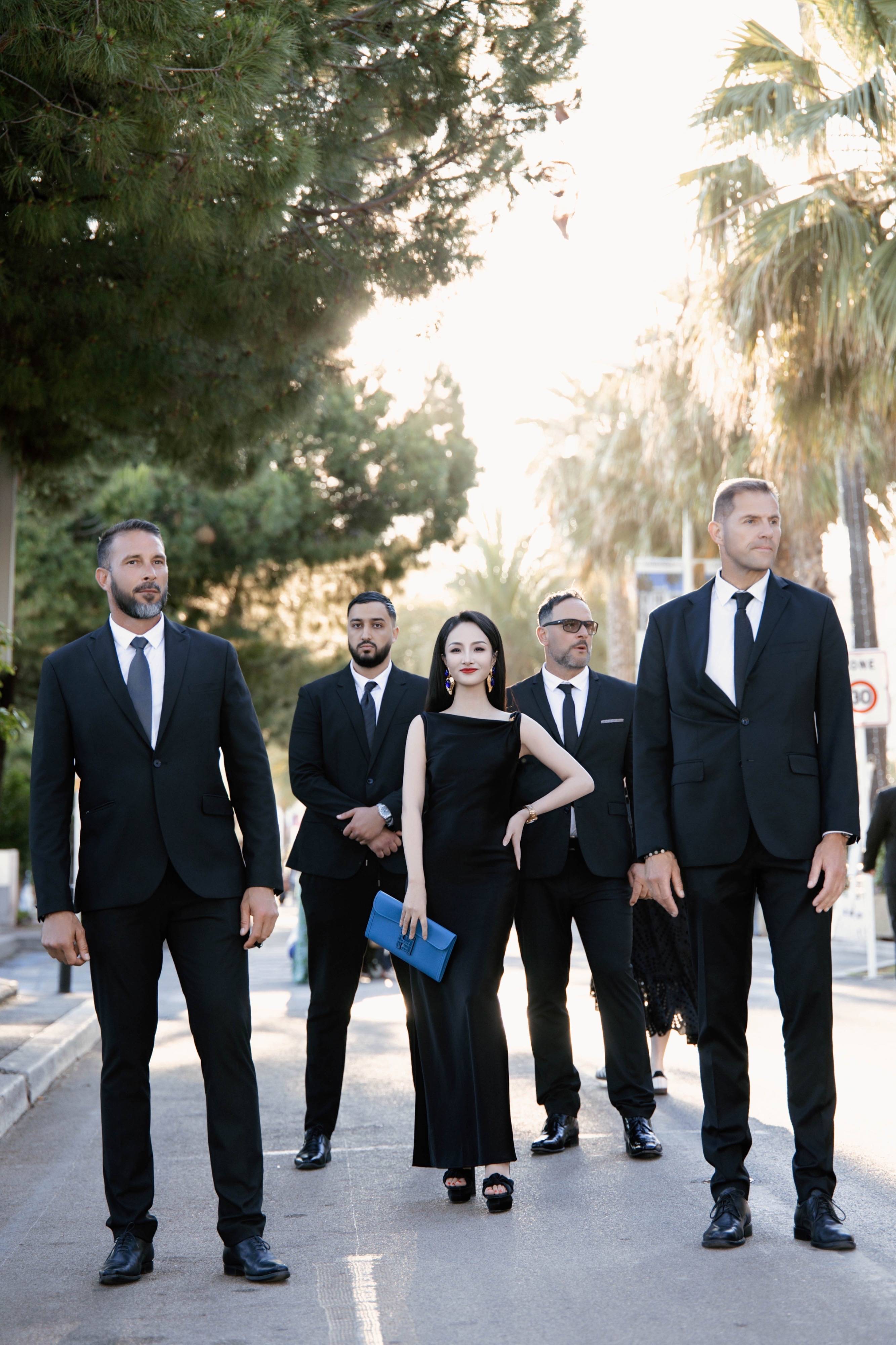 项亮月本届7次亮相戛纳红毯创历史纪录  黑色礼服配4位保镖尽显东方气场