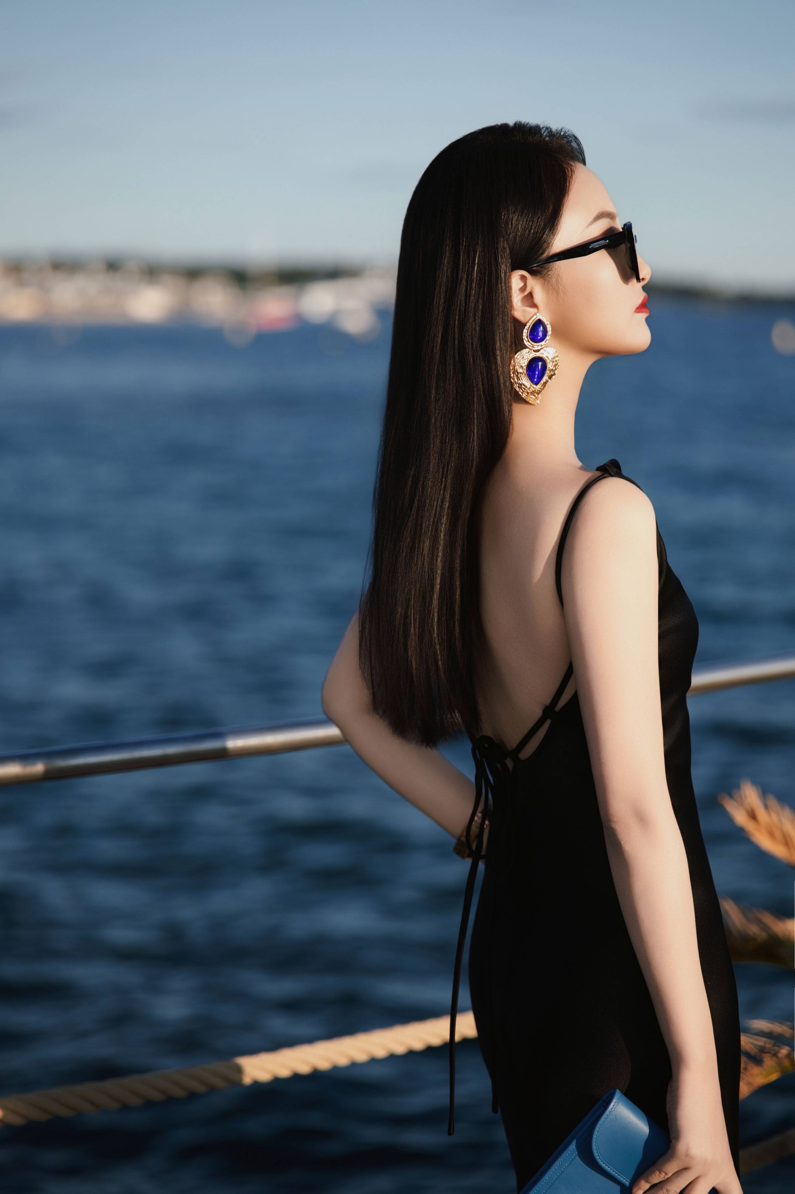 项亮月本届7次亮相戛纳红毯创历史纪录  黑色礼服配4位保镖尽显东方气场