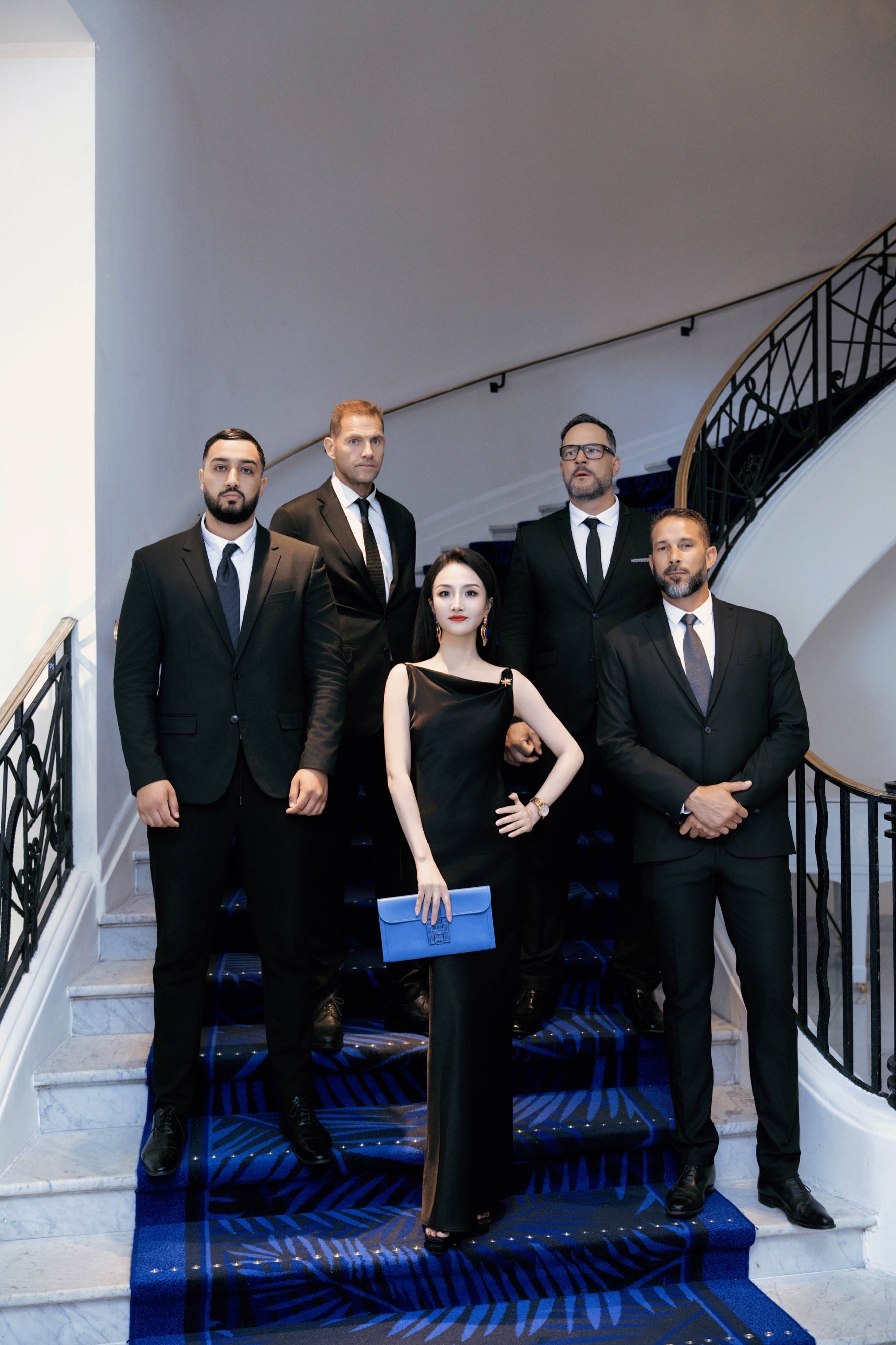 项亮月本届7次亮相戛纳红毯创历史纪录  黑色礼服配4位保镖尽显东方气场