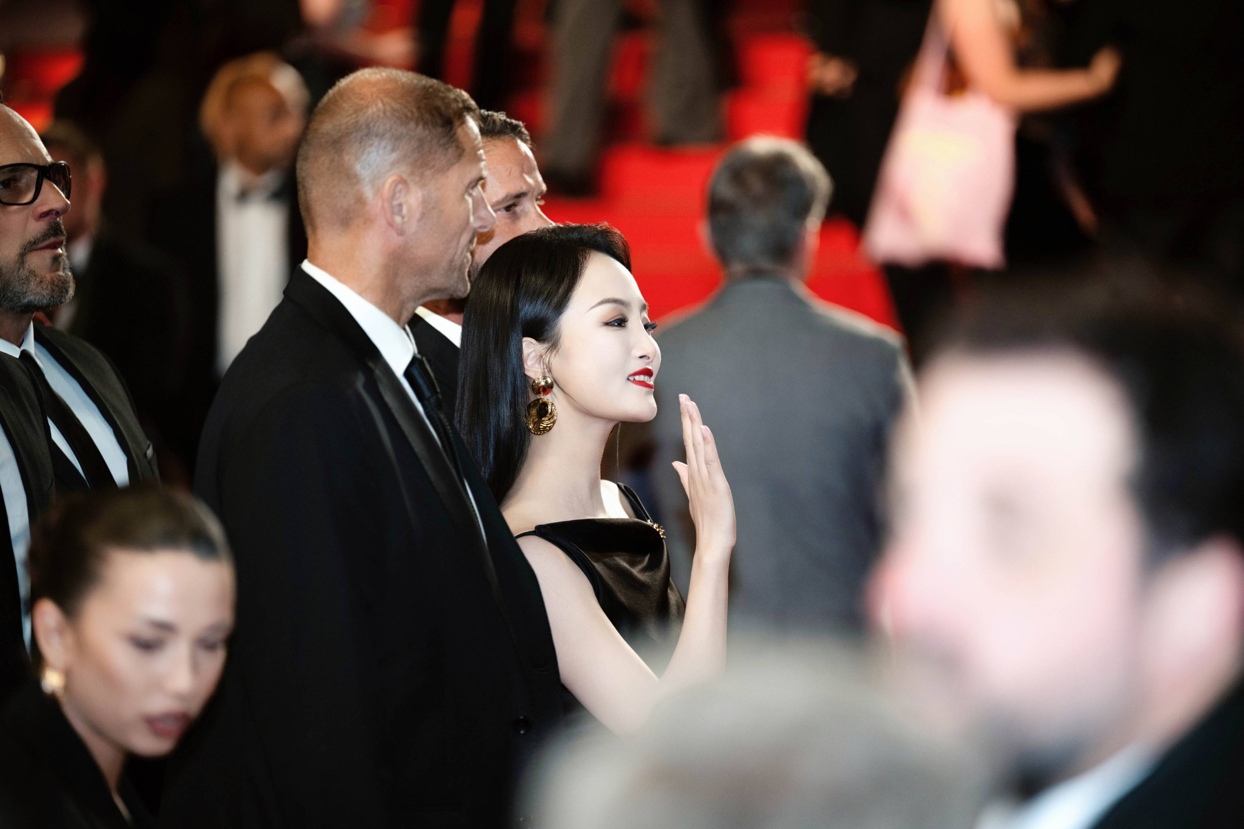 项亮月本届7次亮相戛纳红毯创历史纪录  黑色礼服配4位保镖尽显东方气场