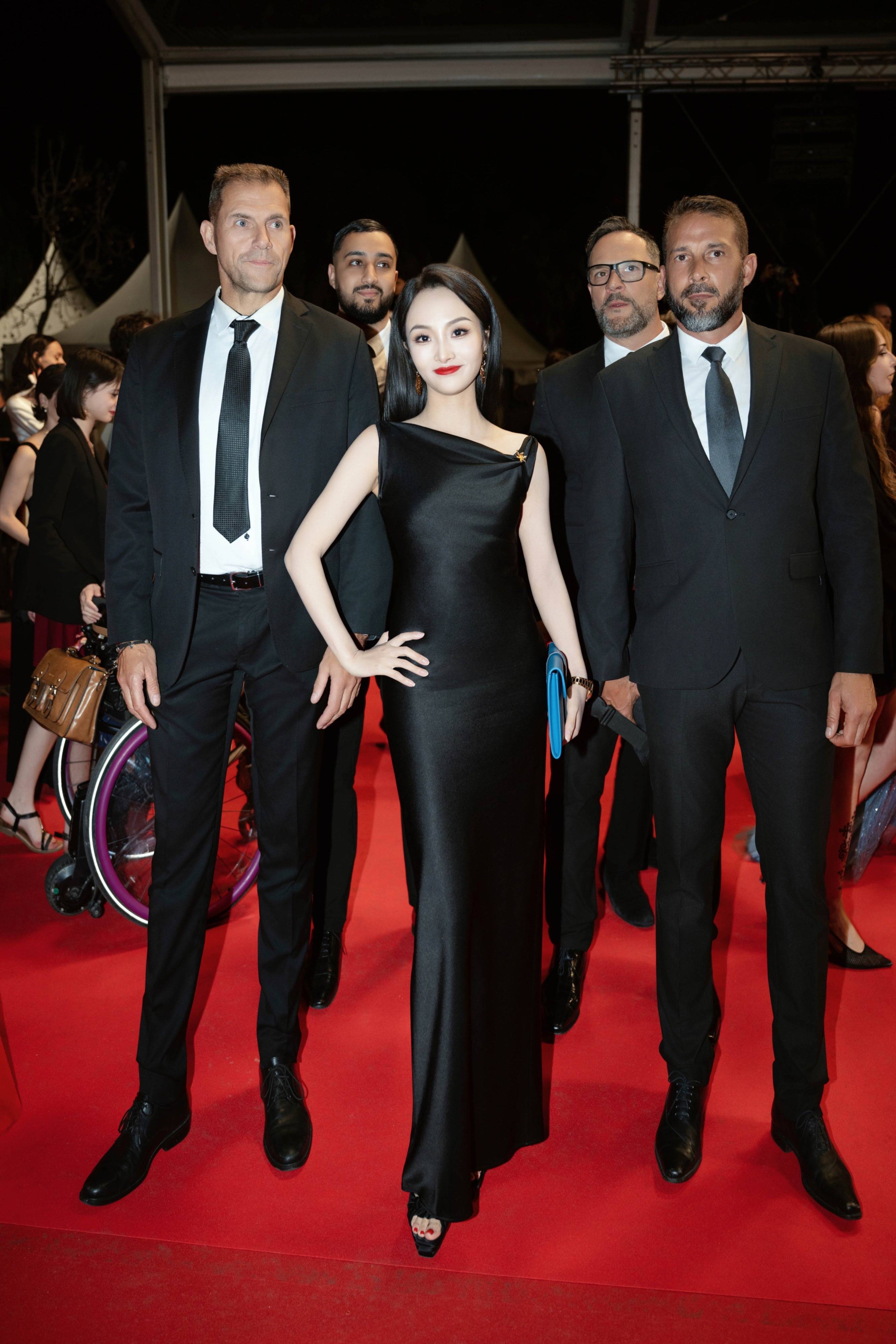 项亮月本届7次亮相戛纳红毯创历史纪录  黑色礼服配4位保镖尽显东方气场