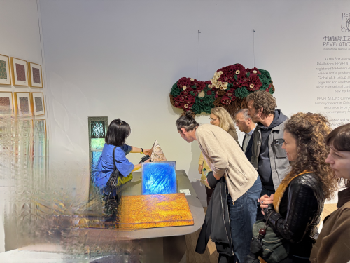 突破千年传承：高温合成矿物岩彩艺术的当代转译