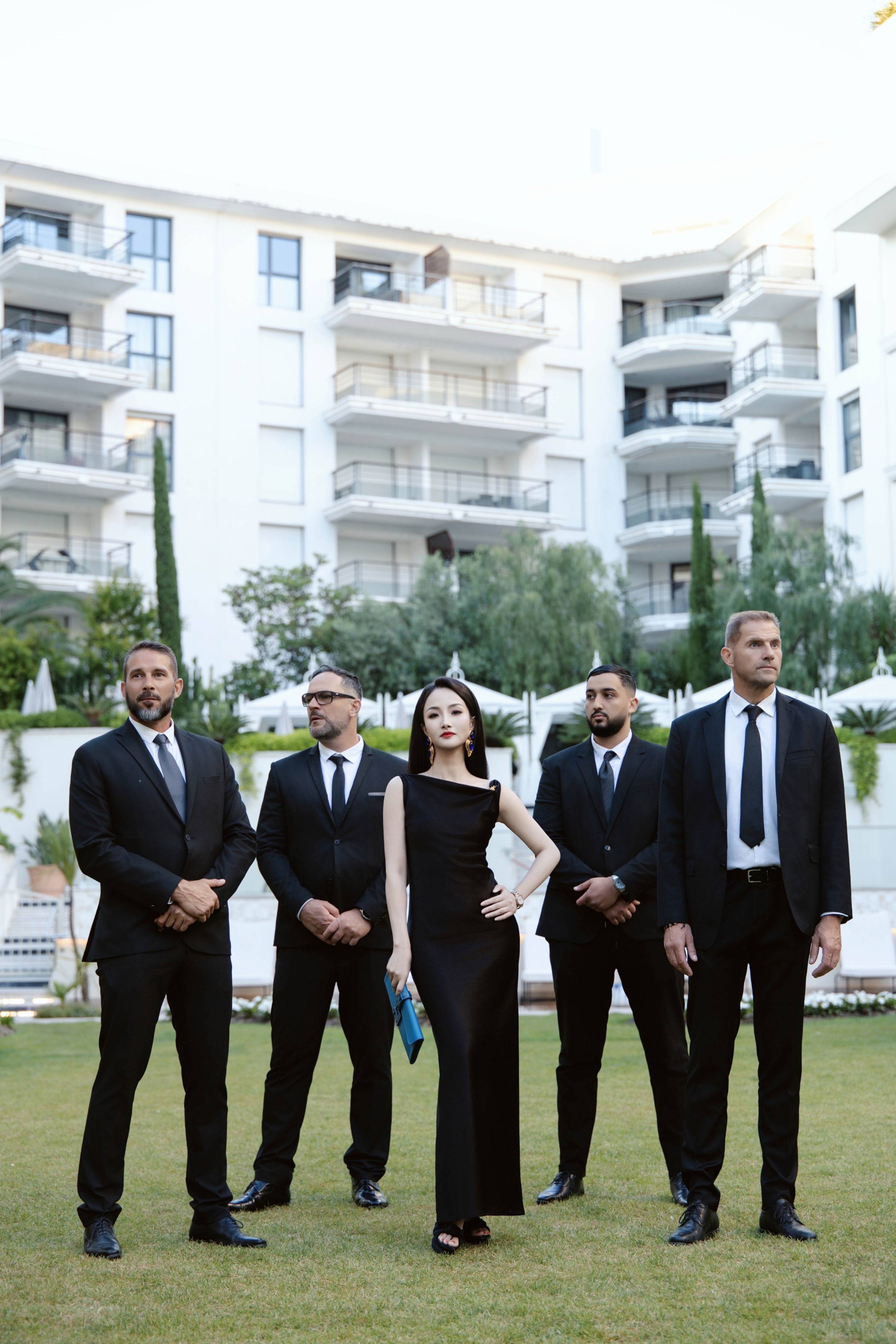 项亮月本届7次亮相戛纳红毯创历史纪录  黑色礼服配4位保镖尽显东方气场