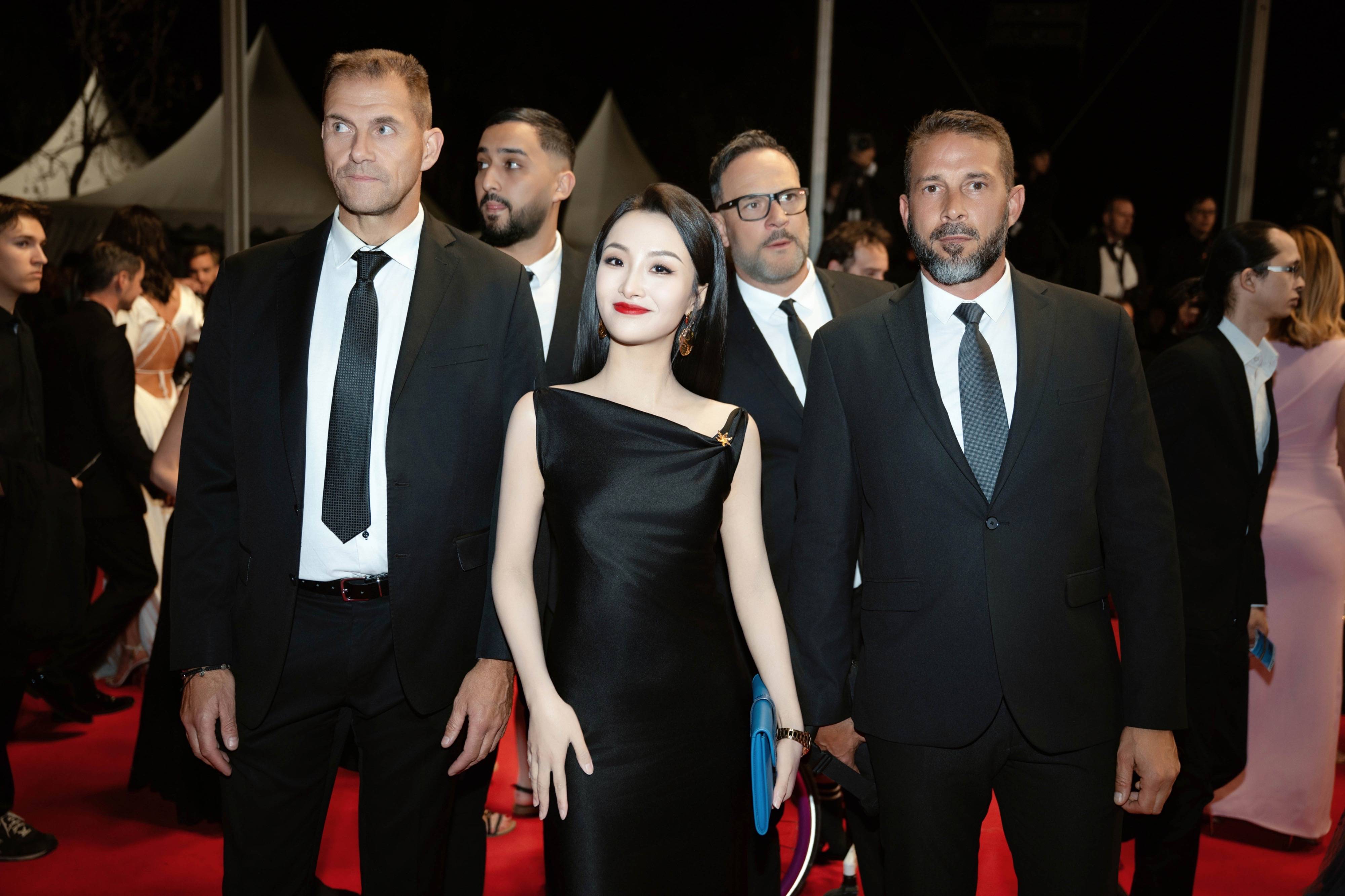 项亮月本届7次亮相戛纳红毯创历史纪录  黑色礼服配4位保镖尽显东方气场