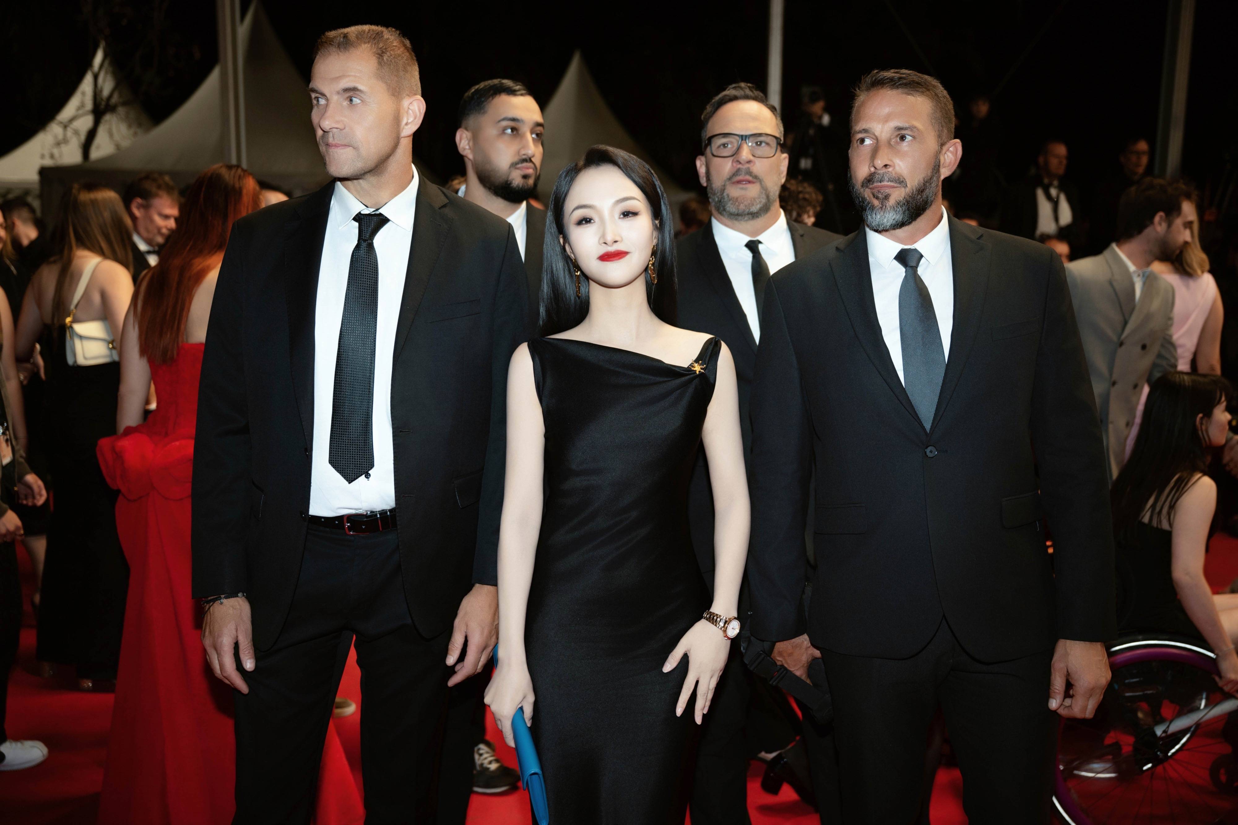 项亮月本届7次亮相戛纳红毯创历史纪录  黑色礼服配4位保镖尽显东方气场