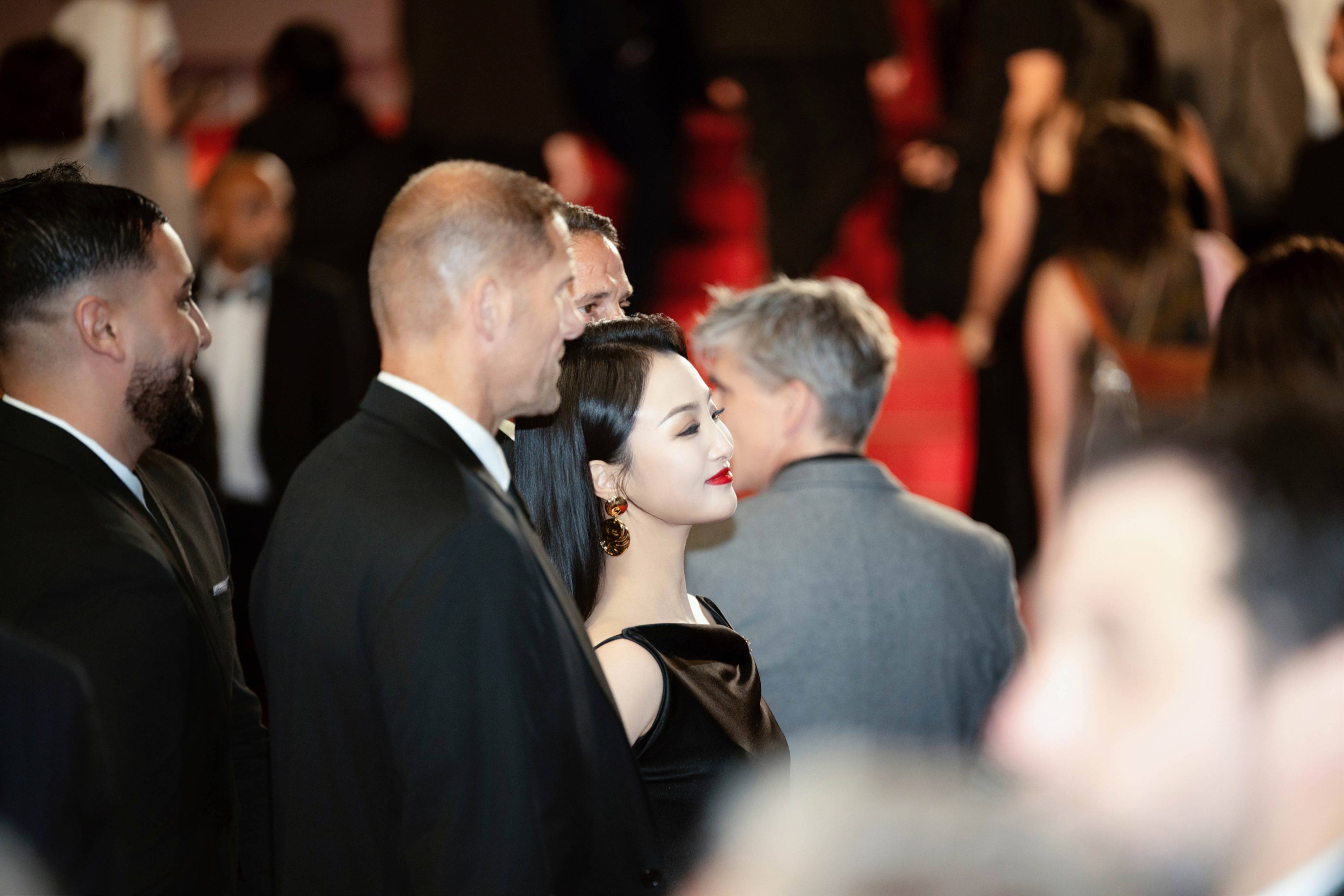 项亮月本届7次亮相戛纳红毯创历史纪录  黑色礼服配4位保镖尽显东方气场