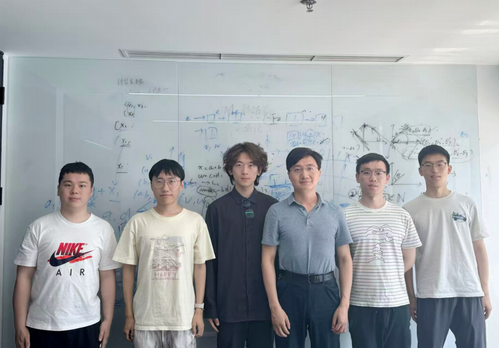 北大杨仝团队发布FairyR1模型：5%参数量数学和代码能力超越满血DeepSeek