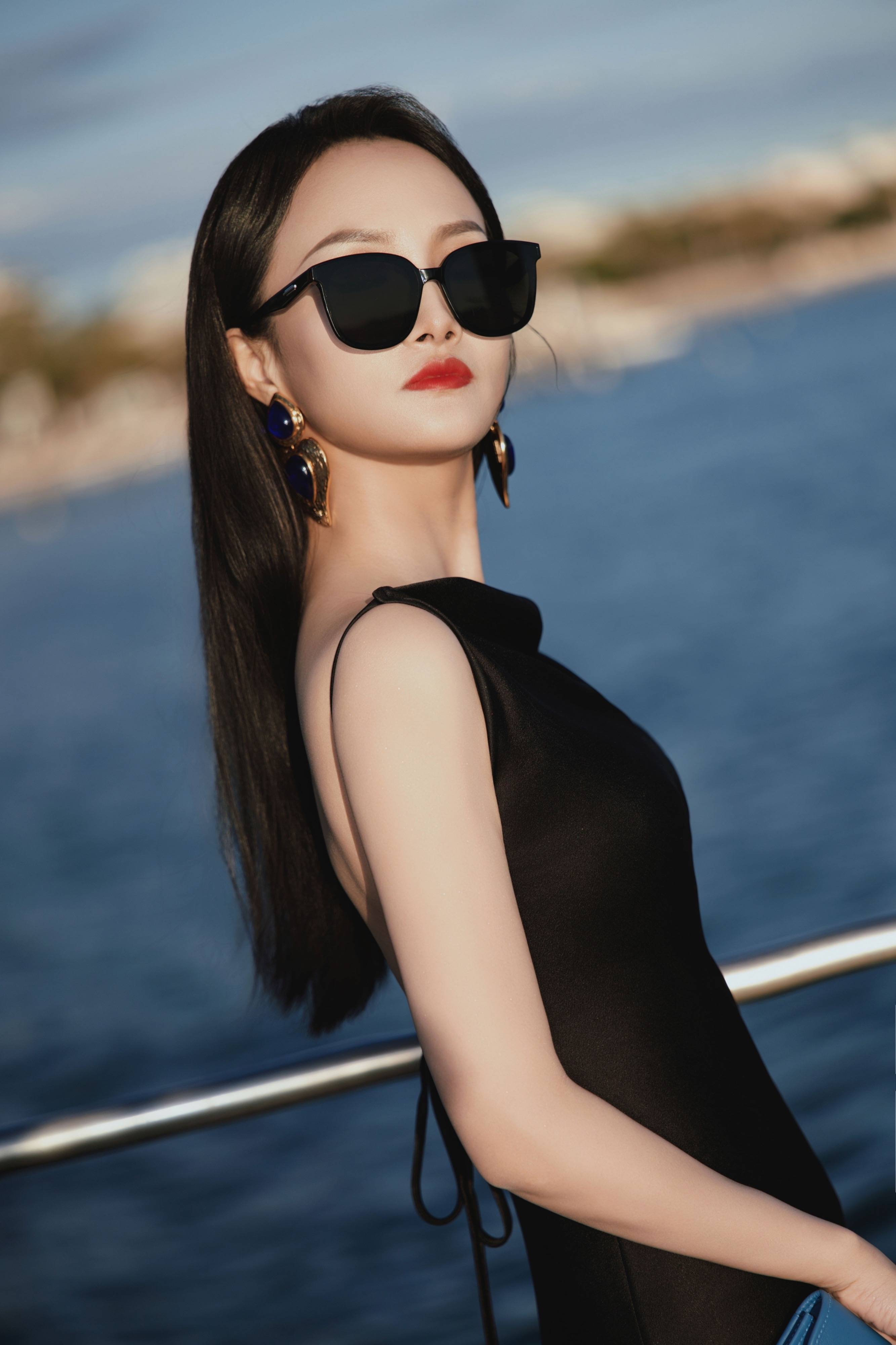 项亮月本届7次亮相戛纳红毯创历史纪录  黑色礼服配4位保镖尽显东方气场