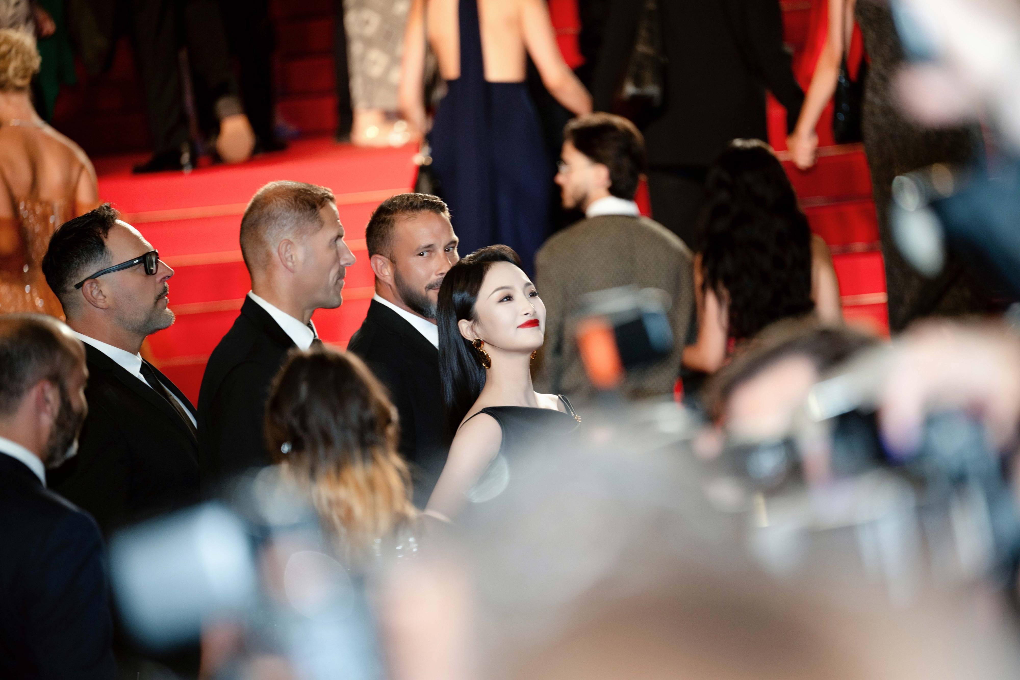 项亮月本届7次亮相戛纳红毯创历史纪录  黑色礼服配4位保镖尽显东方气场