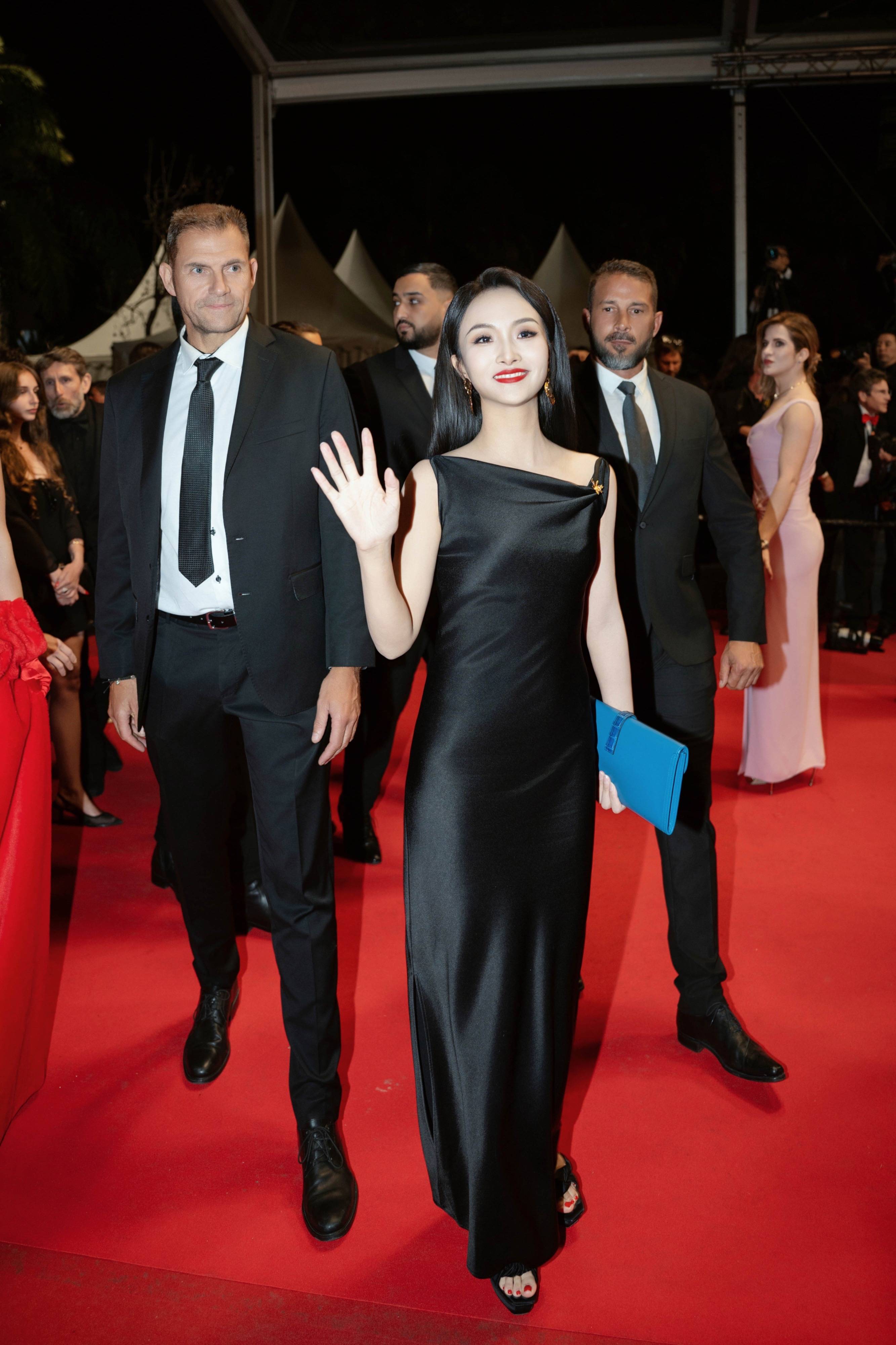 项亮月本届7次亮相戛纳红毯创历史纪录  黑色礼服配4位保镖尽显东方气场