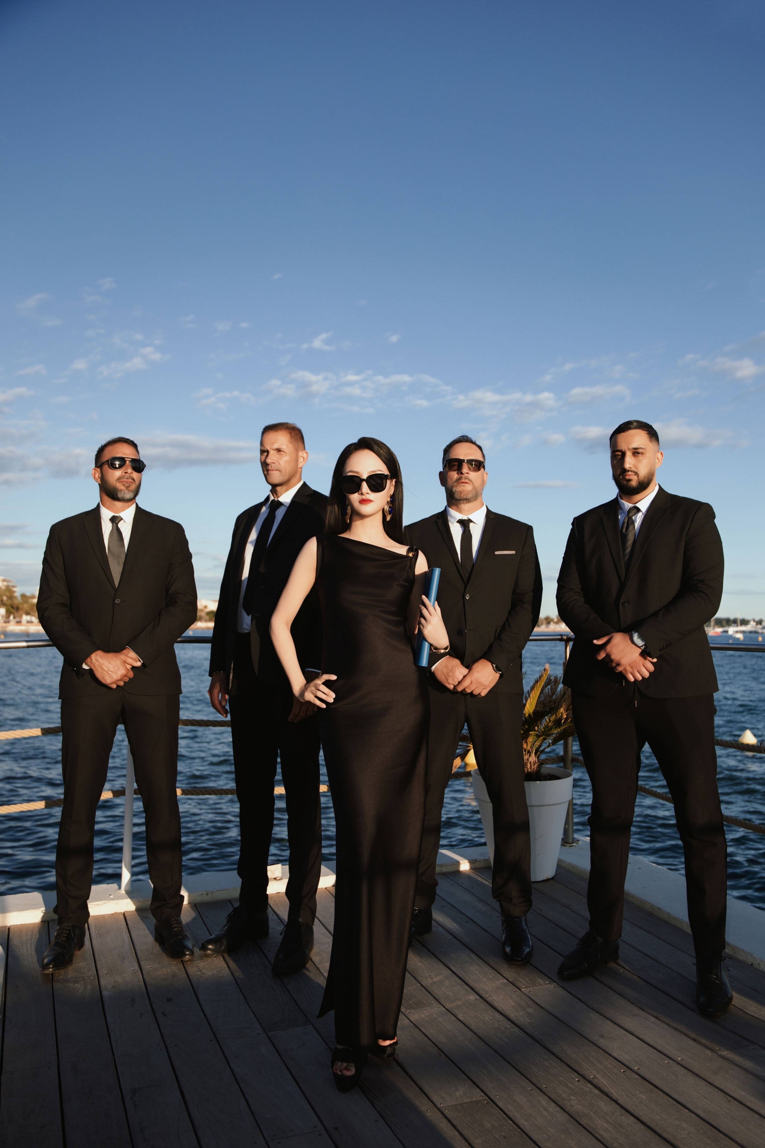 项亮月本届7次亮相戛纳红毯创历史纪录  黑色礼服配4位保镖尽显东方气场