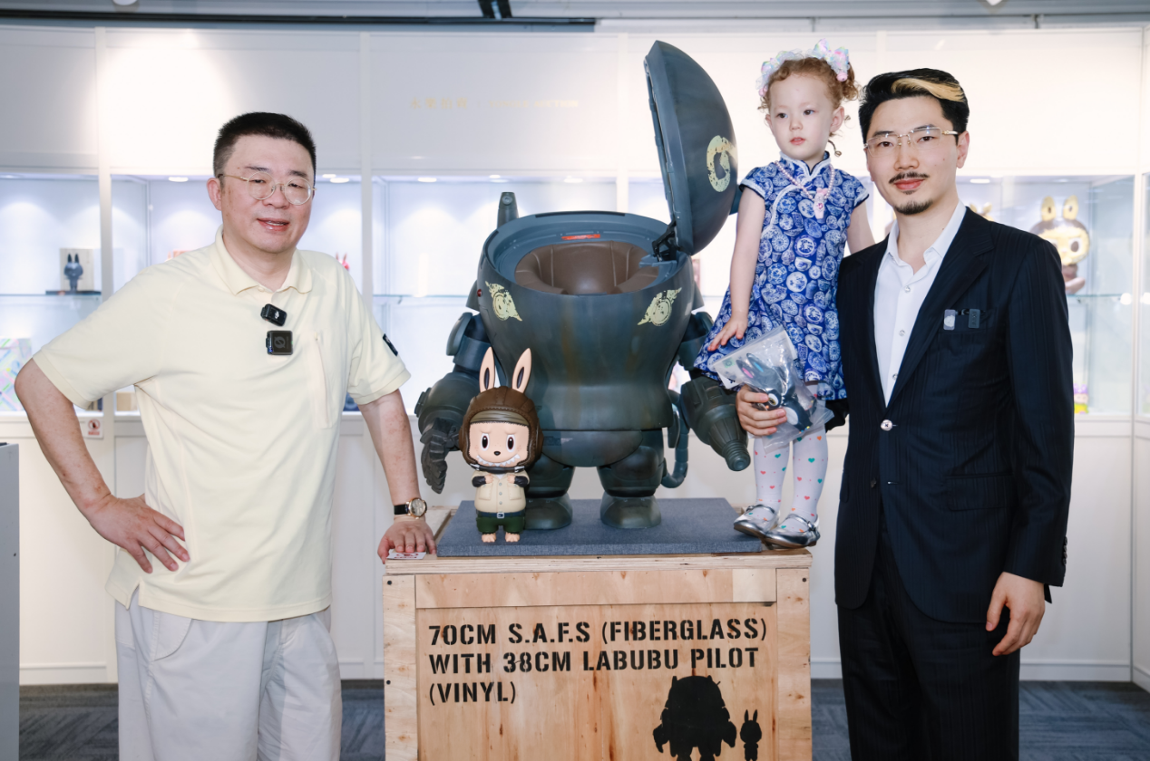 75.9 万落槌 LABUBU！投资大师岳彬用资本语言告诉世界：中国设计师的 "梵高式坚持" 值得溢价