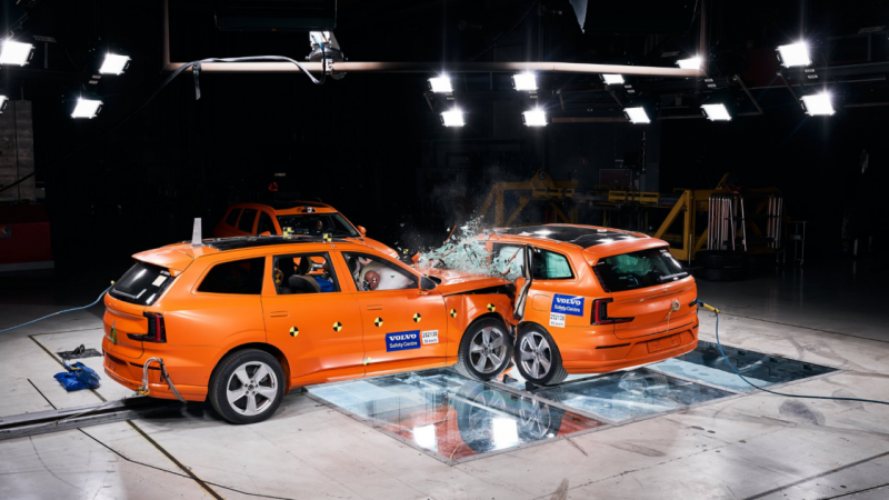 沃尔沃安全中心25周年：三辆电车公开首撞，实力再证安全巅峰