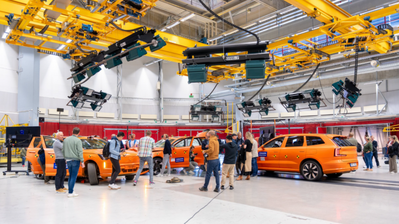 沃尔沃安全中心25周年：三辆电车公开首撞，实力再证安全巅峰