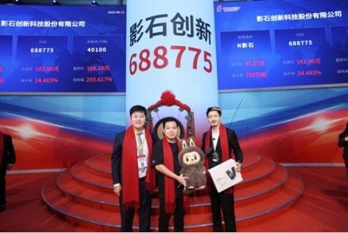 潮玩撬动资本新局！投资大师岳彬与影石刘靖康泡泡玛特互赠，点燃投资圈破界狂潮