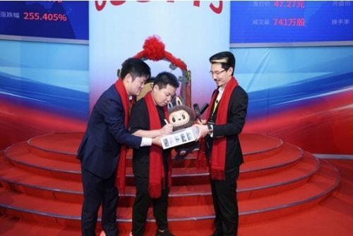 潮玩撬动资本新局！投资大师岳彬与影石刘靖康泡泡玛特互赠，点燃投资圈破界狂潮