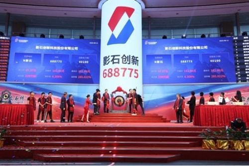 潮玩撬动资本新局！投资大师岳彬与影石刘靖康泡泡玛特互赠，点燃投资圈破界狂潮