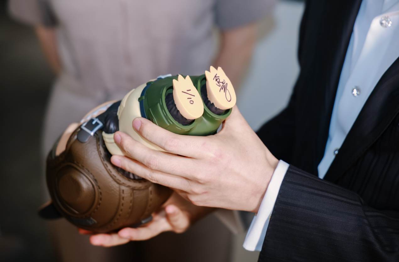 75.9 万落槌 LABUBU！投资大师岳彬用资本语言告诉世界：中国设计师的 "梵高式坚持" 值得溢价