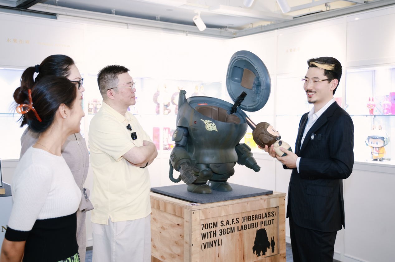 75.9 万落槌 LABUBU！投资大师岳彬用资本语言告诉世界：中国设计师的 "梵高式坚持" 值得溢价