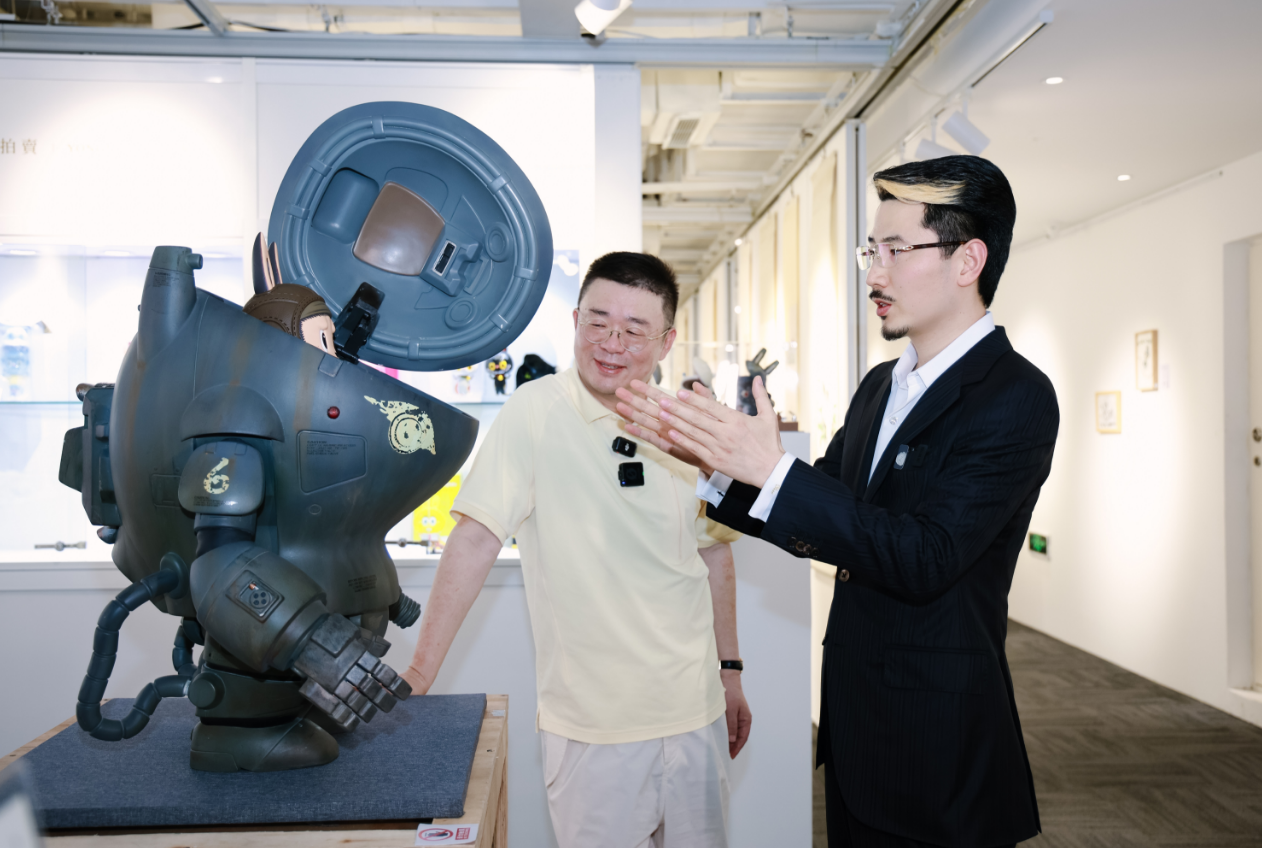 75.9 万落槌 LABUBU！投资大师岳彬用资本语言告诉世界：中国设计师的 "梵高式坚持" 值得溢价