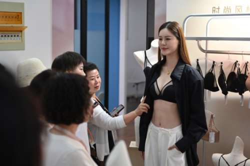 古今2025订货会盛大启幕 “简约新章”奏响时尚新声