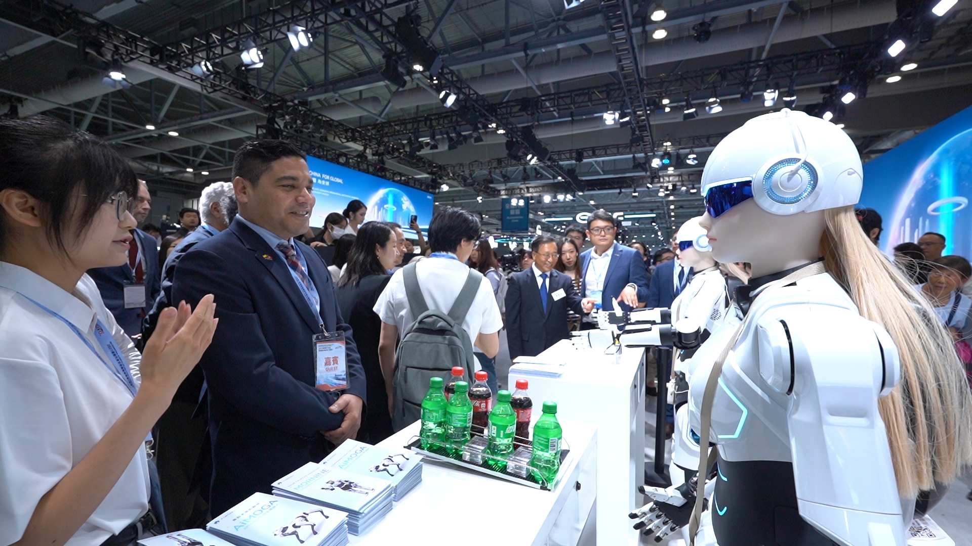 墨甲机器人亮相香港车博会，智能科技与东方之珠碰撞新火花