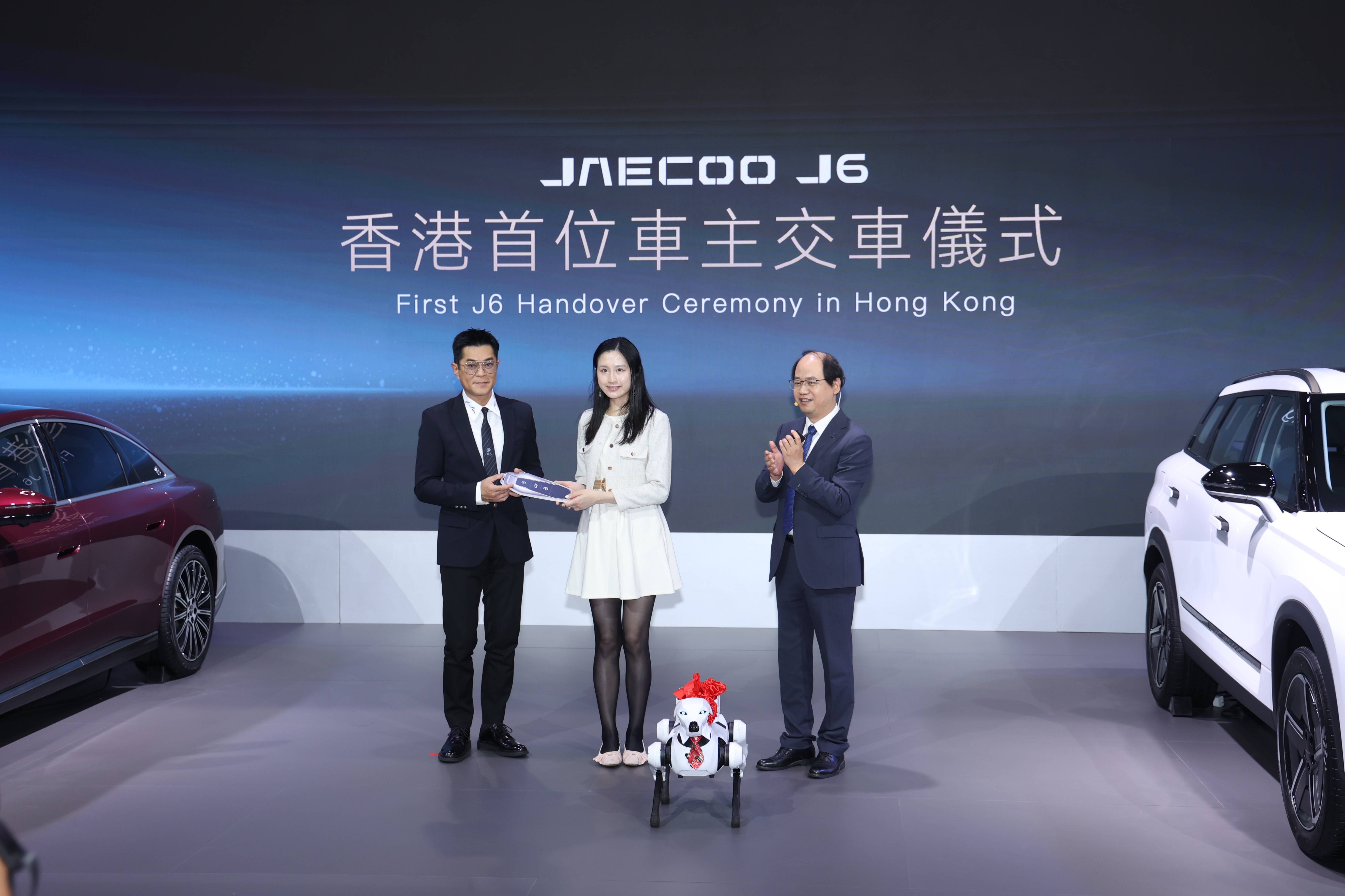 墨甲机器人亮相香港车博会，智能科技与东方之珠碰撞新火花