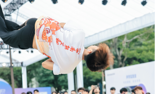 磁吸换装+光影律动，百耳颂DIY - Fashion 美颜耳机重新定义穿戴美学