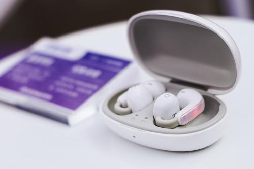 磁吸换装+光影律动，百耳颂DIY - Fashion 美颜耳机重新定义穿戴美学