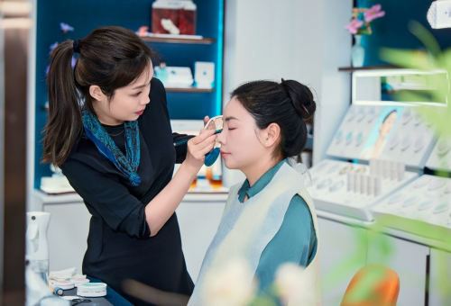 花西子线下落“沪” 首店经济再掀消费热潮