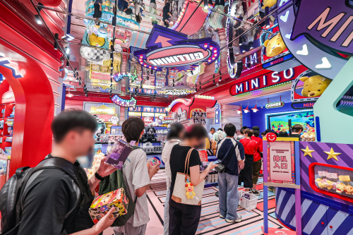 潮奢融合大作，名创优品全球首个MINISO SPACE亮相南京德基