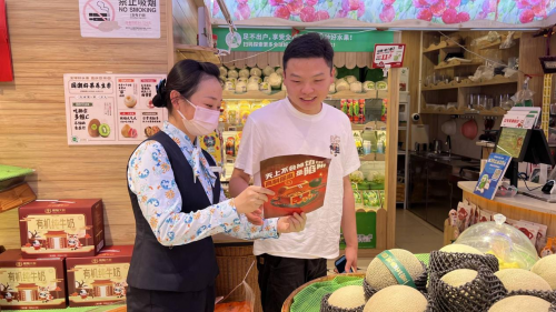 反诈宣传进商圈 守护商户保安全