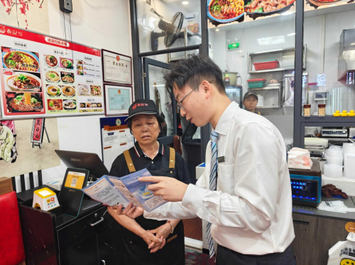 反诈宣传进商圈 守护商户保安全