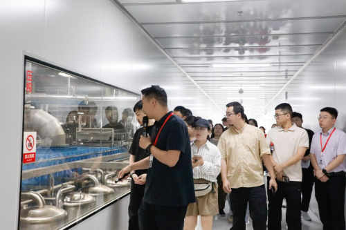 卫龙开放工厂迎媒体,以透明工厂构建行业信任新范本