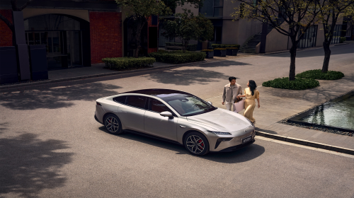 15万级纯电轿跑巅峰对决：eπ007如何以全能实力征服Z世代？