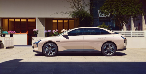 15万级纯电轿跑巅峰对决：eπ007如何以全能实力征服Z世代？