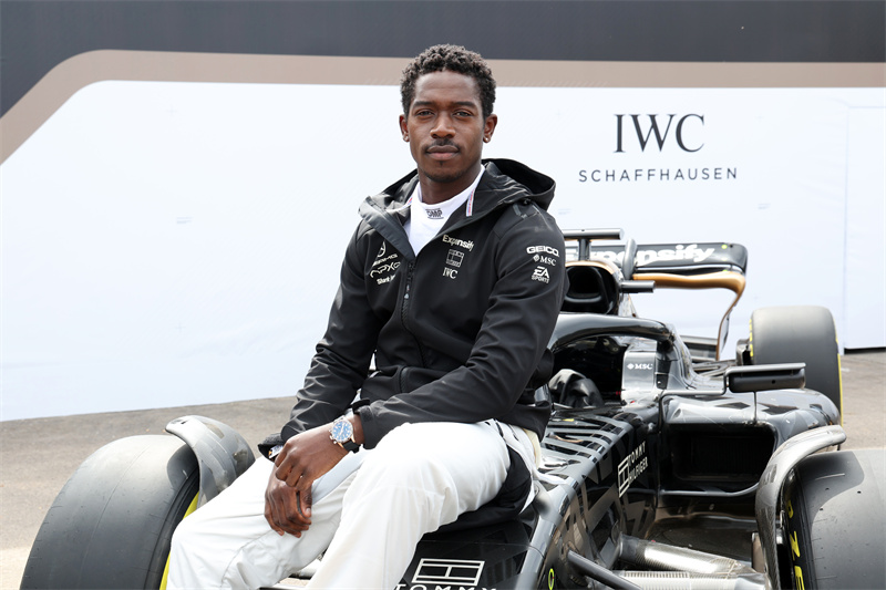 《F1™：狂飙飞车》全国热映 IWC万国表特别呈现APXGP车队联名时计作品