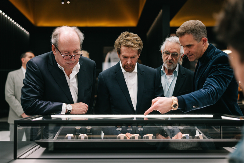 《F1™：狂飙飞车》全国热映 IWC万国表特别呈现APXGP车队联名时计作品