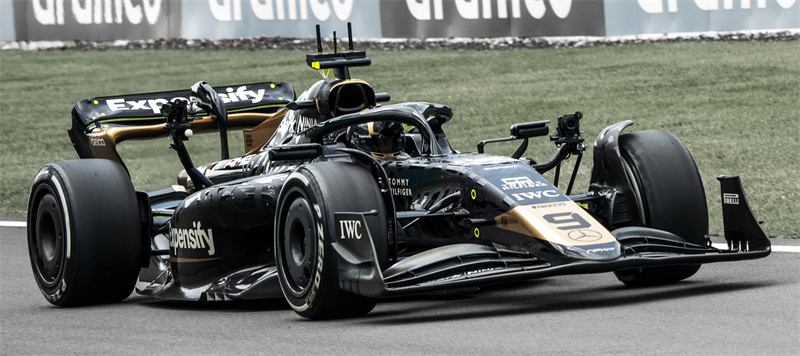 《F1™：狂飙飞车》全国热映 IWC万国表特别呈现APXGP车队联名时计作品