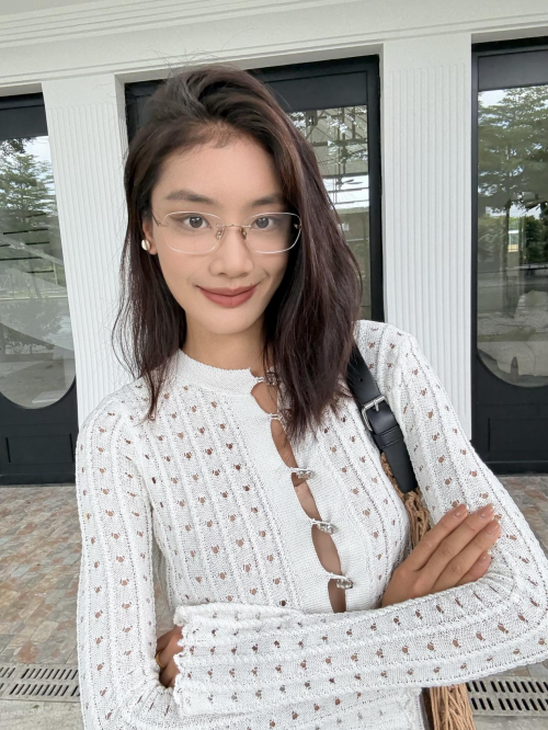 素颜自信的终极秘密武器：UGO CABRET 钛金属镜，无负担雕琢精致小脸