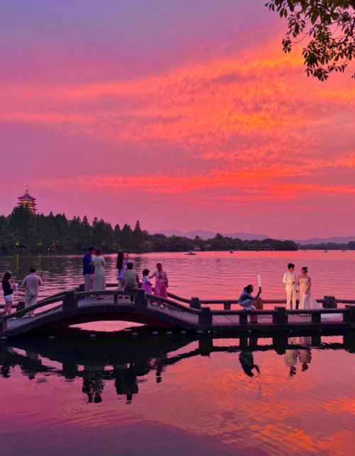 暴雨后的西湖是一个巨大的lalaland，一起喝好酒梅见青梅酒
