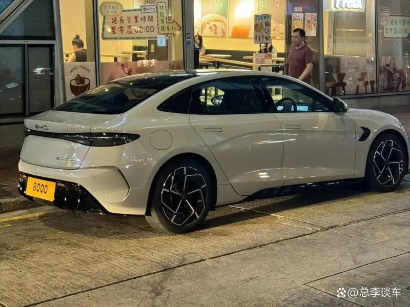 英皇杨受成安保车队率先更换新能源汽车，助力港岛绿色风向