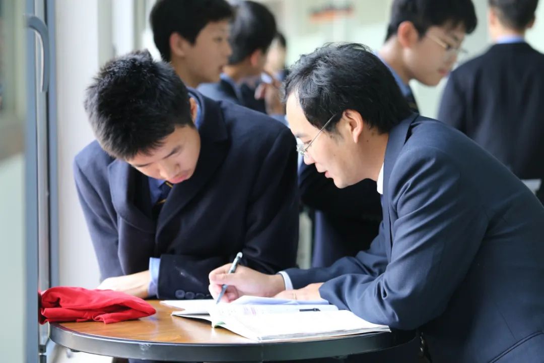 宏文学校青岛校区《宏文宝典》助力新生学术衔接，多形式课程组合破解转轨难题