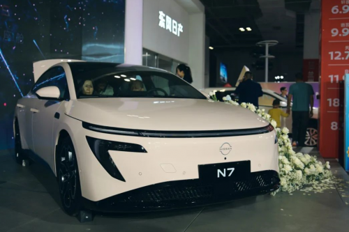 颜值驾控双冠王！2025款东风eπ007凭军工安全+全能实力搅动15万级家轿市场