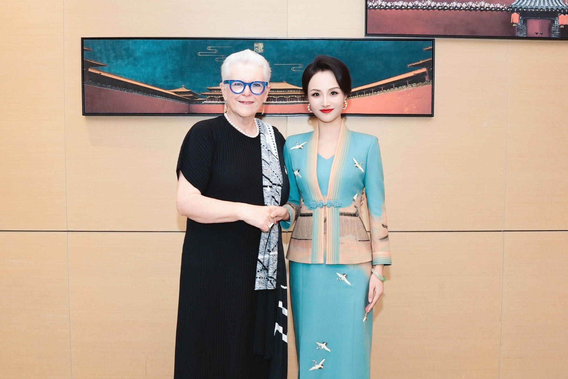 新西兰前总理珍妮・希普利在京会见影视投资人项亮月女士