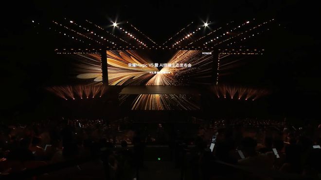 荣耀Magic V5的秘密武器：伯恩“魔女披风”重塑屏幕防护标杆