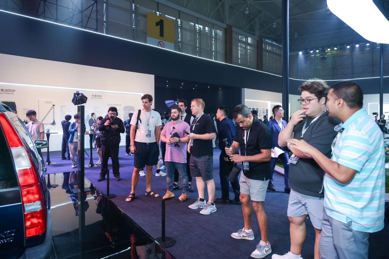 北欧极简智舱!沃尔沃全新XC70预售价29.99万元起,舒适体验拉动订单攀升